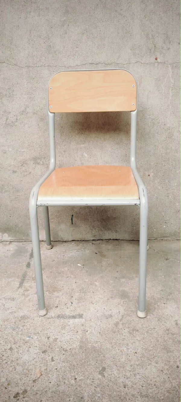 Illustration numéro 3 du produit Chaise d’école