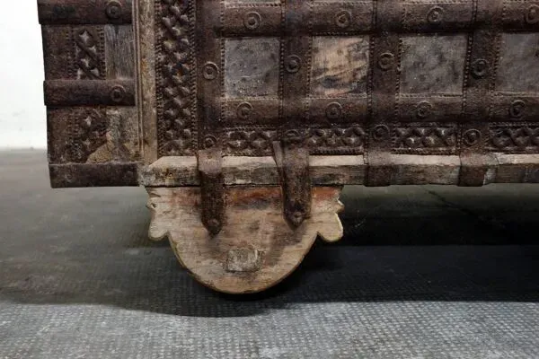 Illustration numéro 3 du produit Antique coffre de mariage bois et fer, Inde, XIXème