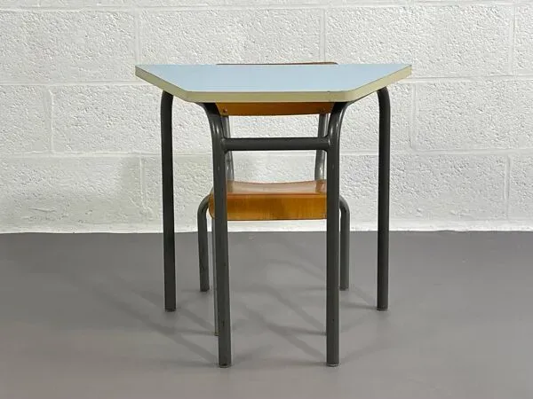 Illustration numéro 3 du produit Ensemble bureau et chaise écolier Mullca