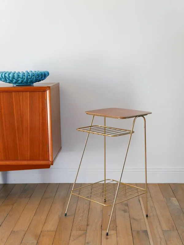 Illustration numéro 3 du produit Petite sellette en laiton et plateau en teck, 1960