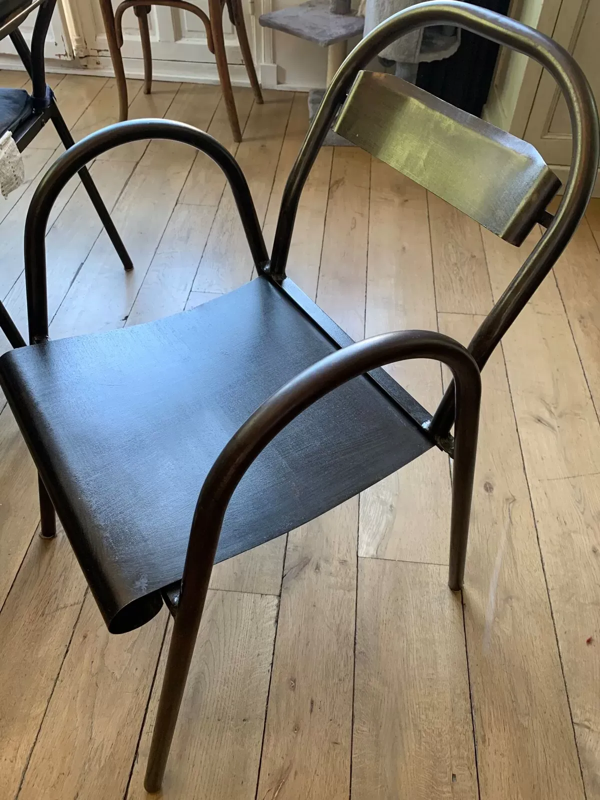 Illustration numéro 3 du produit Chaise industrielle avec bec accoudoir arrondi