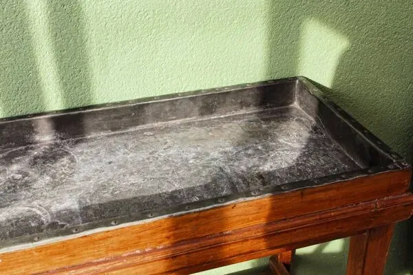 Illustration numéro 3 du produit Table de métier, début 20ème, en bois et zinc riveté