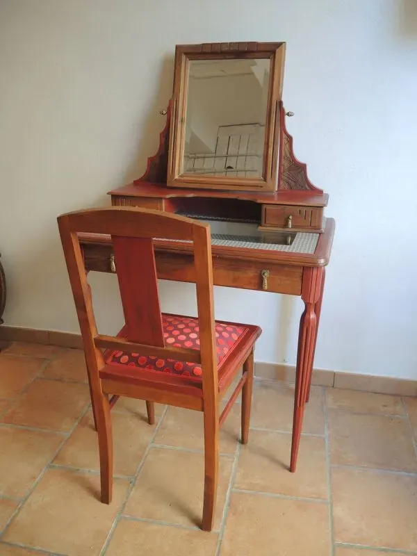 Illustration numéro 3 du produit Table de toilette et sa chaise assortie