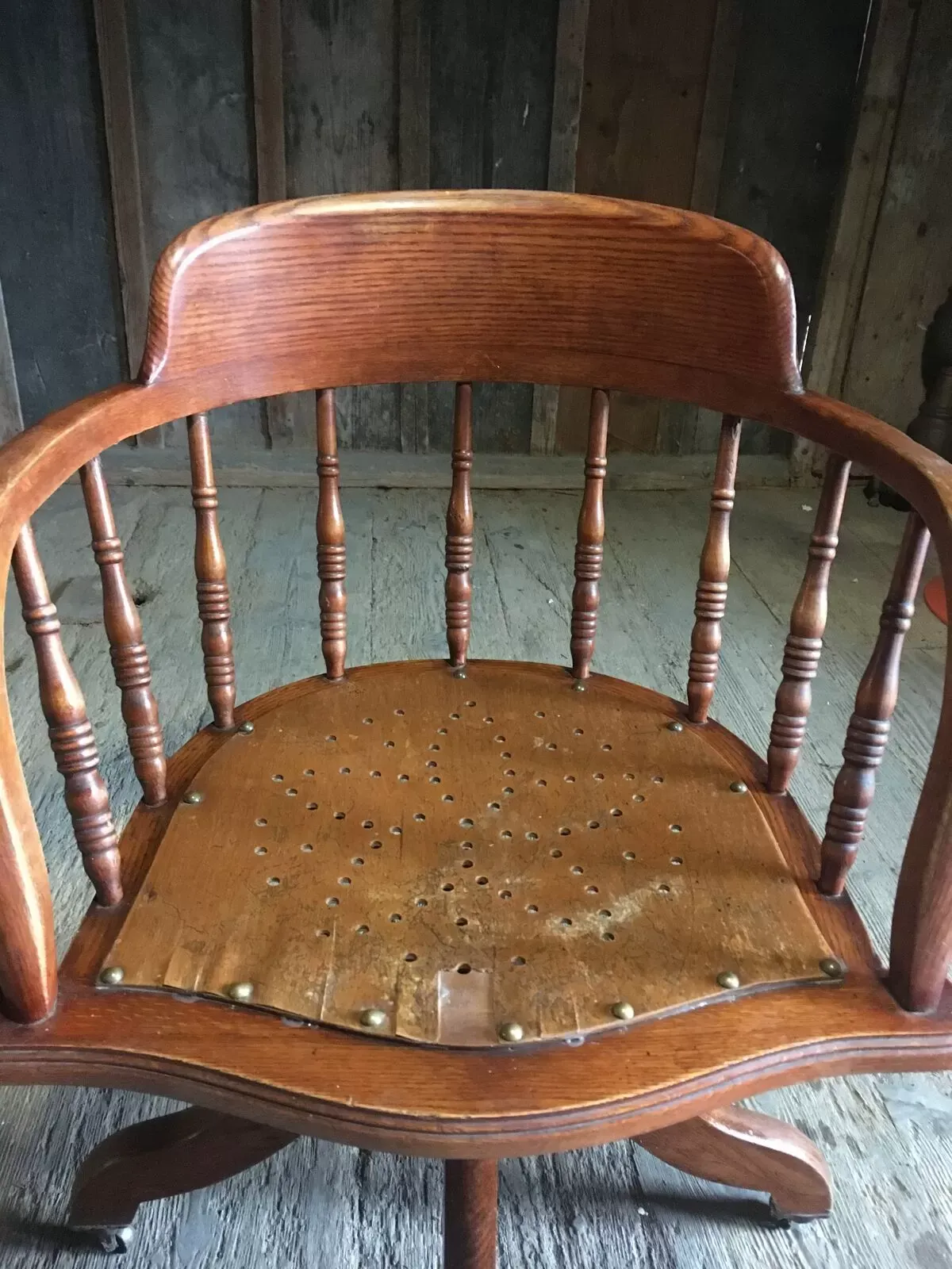 Illustration numéro 3 du produit Chaise industrielle sur roues des années 30