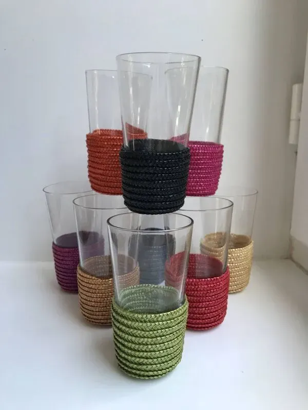 Illustration numéro 3 du produit Lot de 9 petits verres avec support en rotin coloré années 70