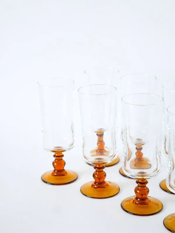 Illustration numéro 3 du produit Lot de 6 flûtes à champagne à pieds ambré, 1970
