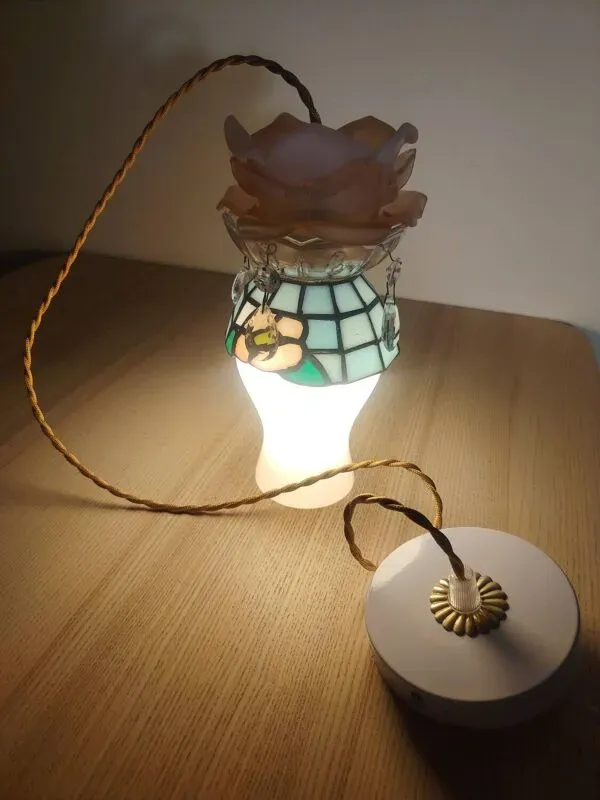 Illustration numéro 3 du produit Création rose sur vitrail en pampilles et opaline