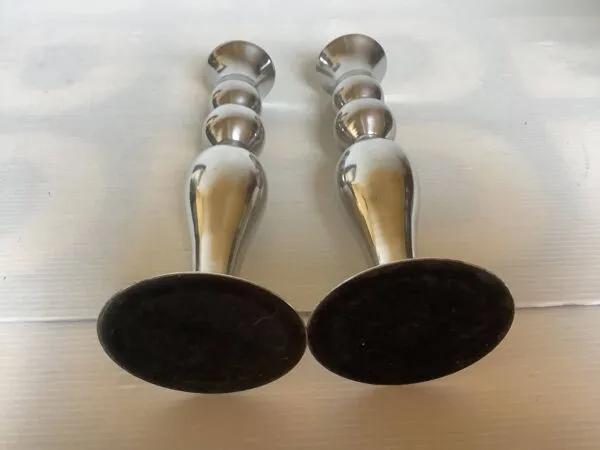 Illustration numéro 3 du produit Paire de bougeoirs argentés en métal