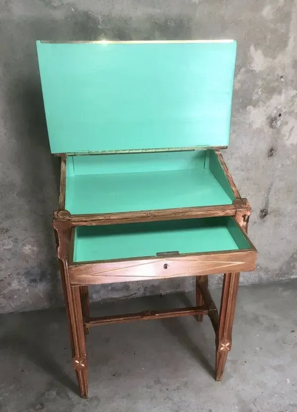 Illustration numéro 3 du produit Ancien Bureau Pupitre