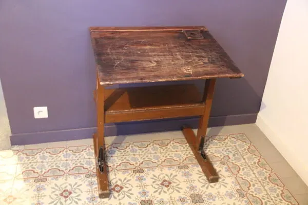 Illustration numéro 3 du produit Pupitre d'écolier en bois