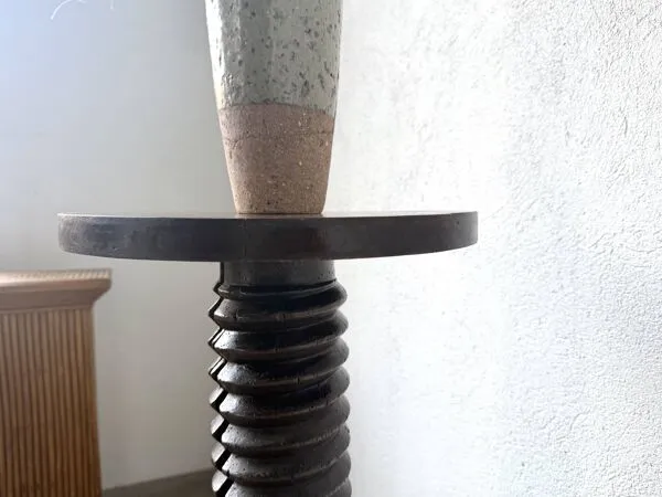 Illustration numéro 3 du produit Sellette vis de pressoir en chêne massif et socle en métal, XIXe siècle