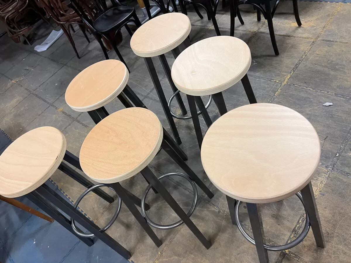 Illustration numéro 3 du produit Suite de 6 tabourets