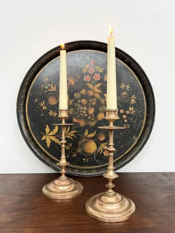 Illustration numéro 3 du produit Plateau rond 19e tôle peinte noire décor fruits et raisins (49 cm)