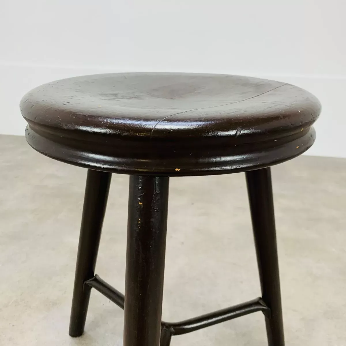 Illustration numéro 3 du produit Tabouret tripode industriel métal et bois