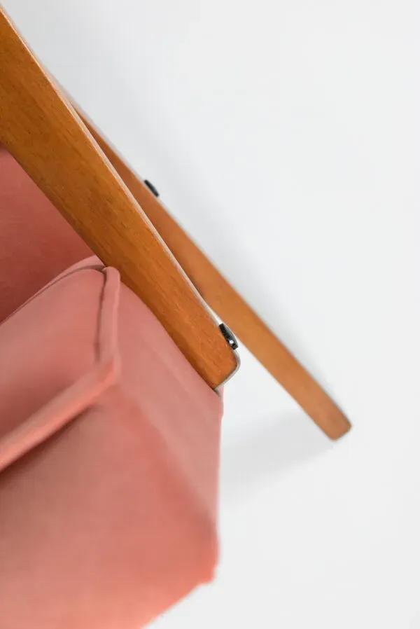 Illustration numéro 3 du produit Modèle fauteuil en velours vintage Var années 1960 entièrement restauré, tissu rose, teck