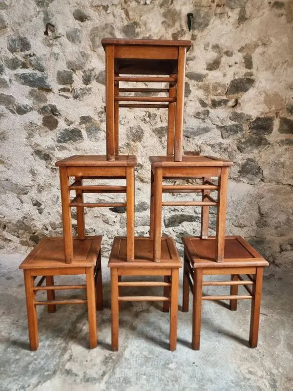 Illustration numéro 3 du produit Lot de 6 tabourets d'atelier français vintage, assise en hêtre, tabourets industriels, France vers 1930
