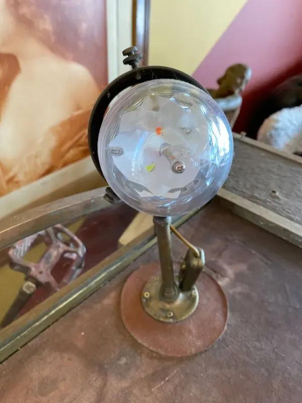 Illustration numéro 3 du produit Ancienne table de banque de France debut XXème meuble de metier table