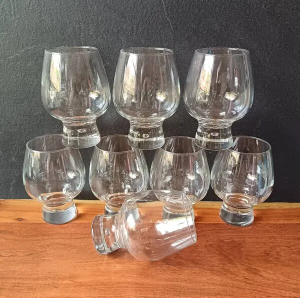 Illustration numéro 3 du produit 8 verres modèle ''Fjord'' de Durobor pied épais avec bulle vintage Belge