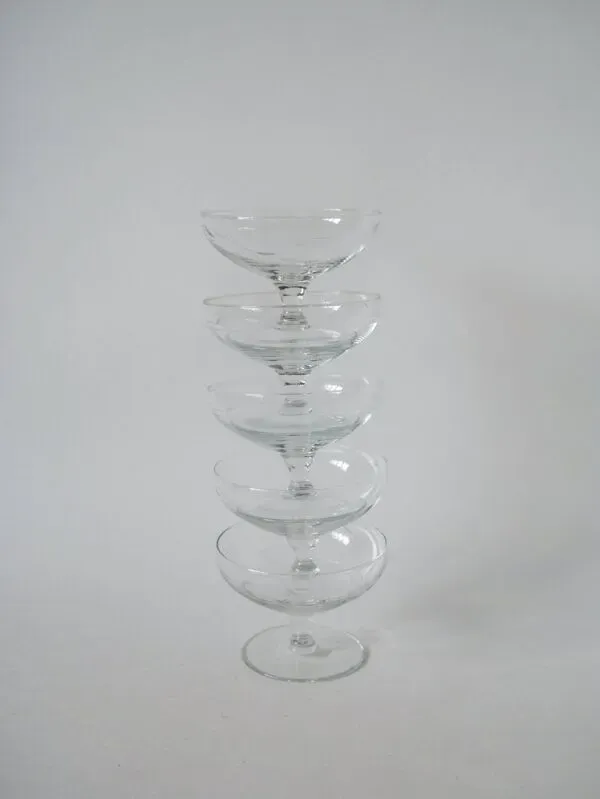 Illustration numéro 3 du produit Lot de 5 coupes à champagne en cristal gravé