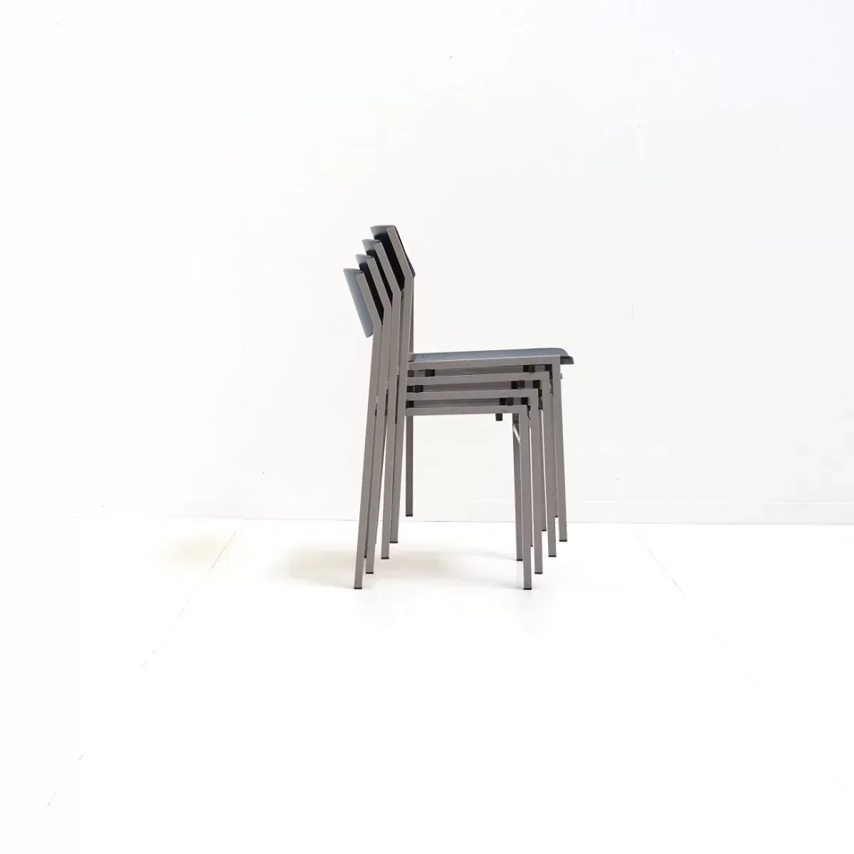 Illustration numéro 3 du produit 4 chaises du designer néerlandais Gijs van der Sluis