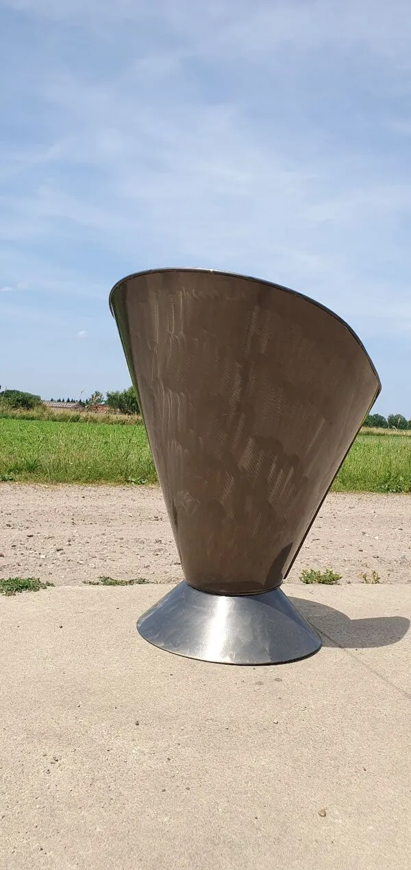 Illustration numéro 3 du produit Chaise en métal vintage en forme de cône industrielle