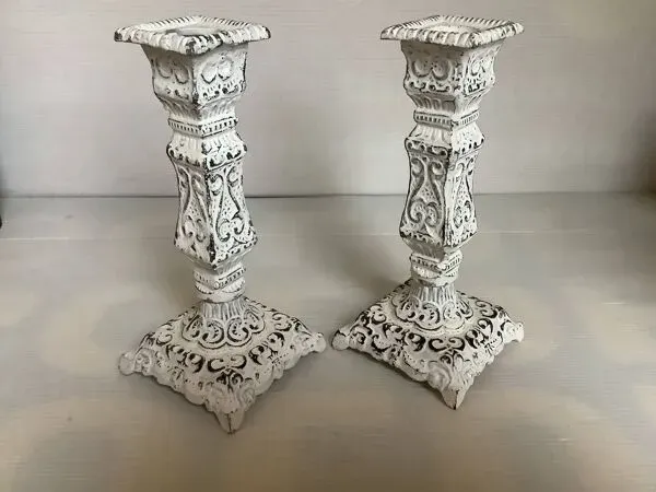 Illustration numéro 3 du produit Paire de bougeoirs en fonte patinée