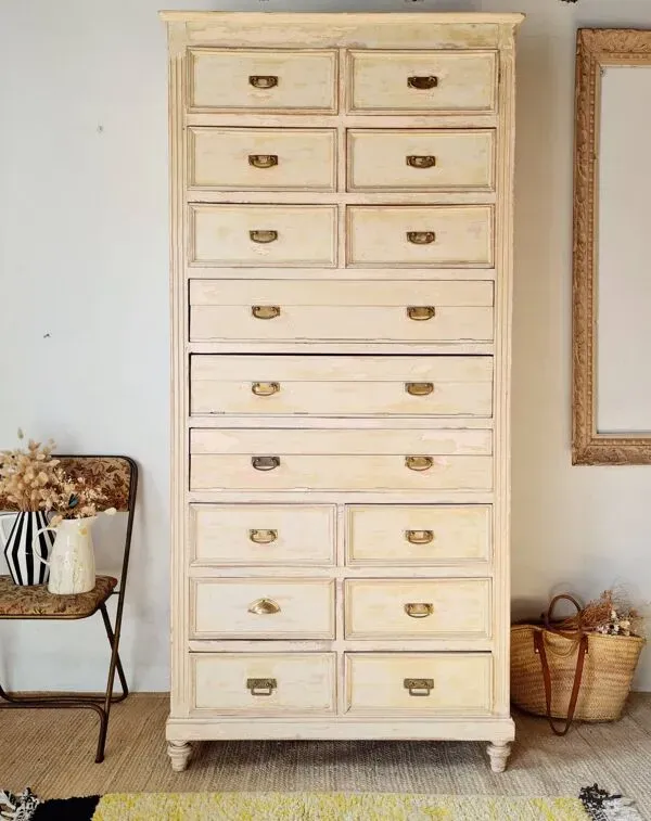 Illustration numéro 3 du produit Meuble de métier mercerie - commode haute patinée - semainier XXL