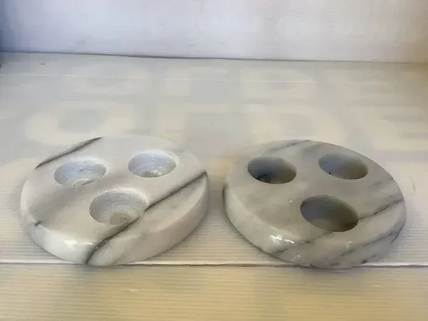 Illustration numéro 3 du produit Paire de bougeoirs en marbre gris