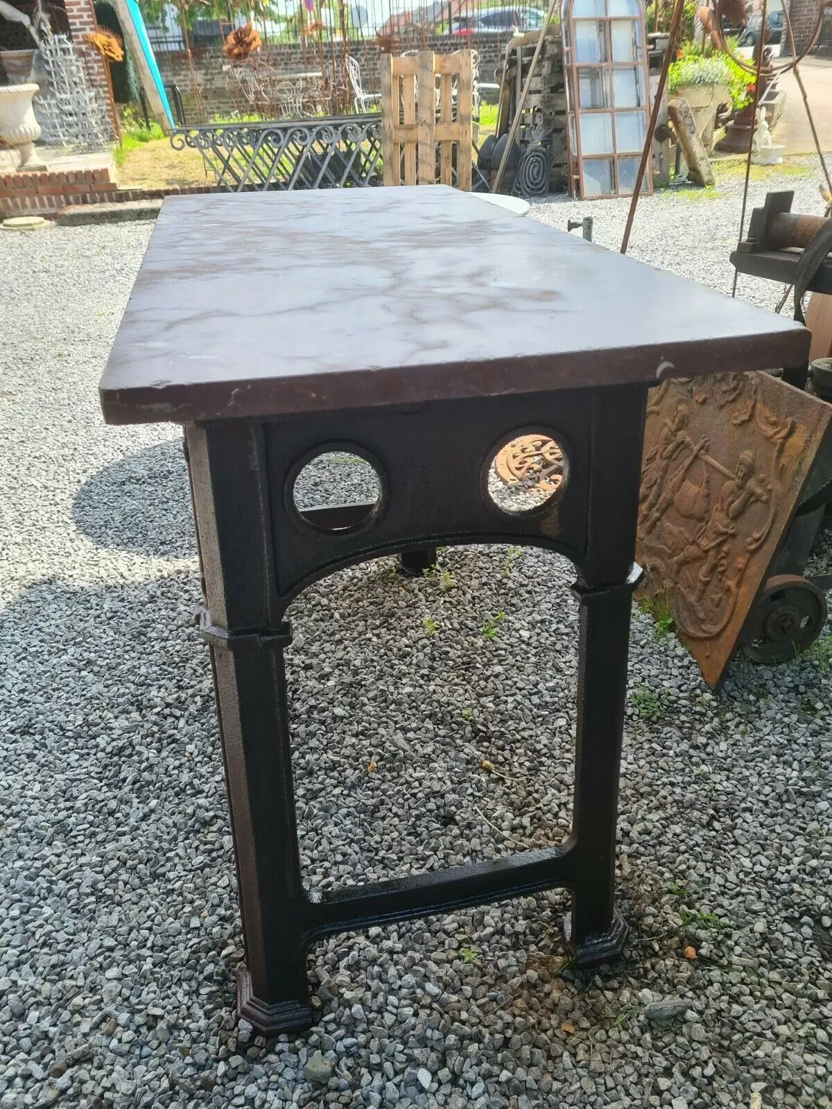 Illustration numéro 3 du produit Table console industrielle  en fonte et marbre