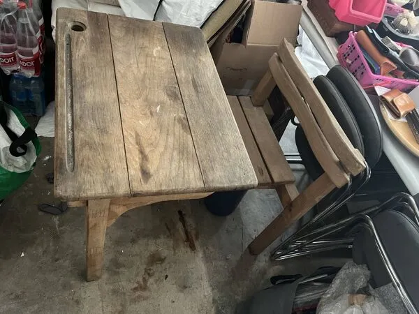 Illustration numéro 3 du produit Bureau d'écolier en bois