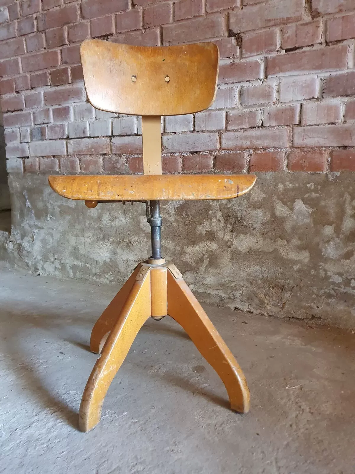 Illustration numéro 3 du produit Chaise industriel 1960