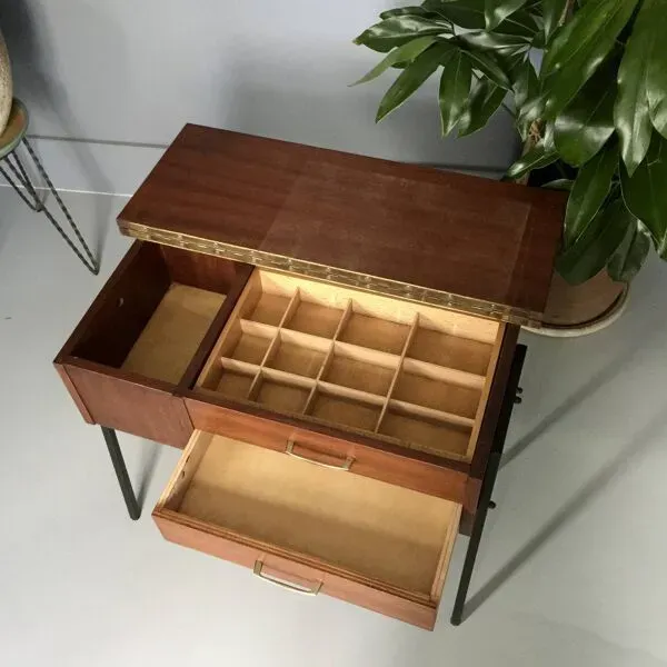 Illustration numéro 3 du produit Travailleuse moderniste / boîte à couture 1960