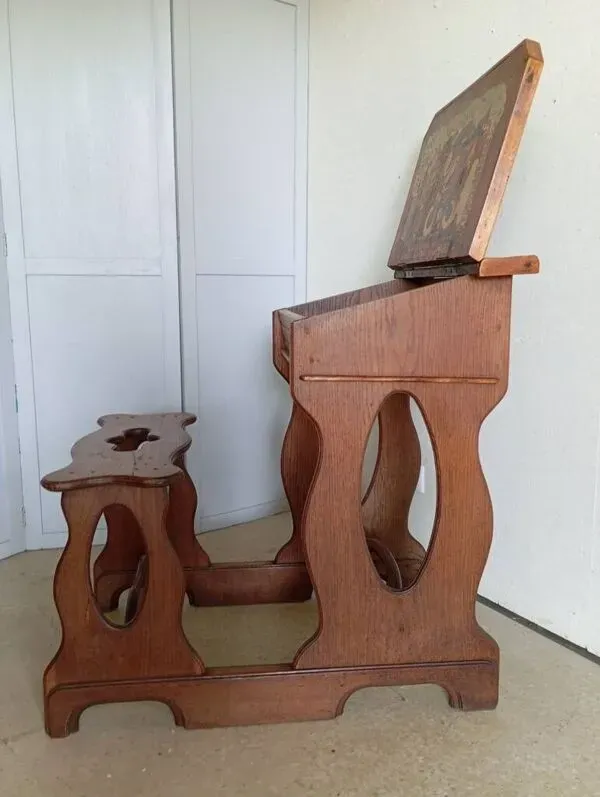 Illustration numéro 3 du produit Bureau pupitre en chêne années 1900 avec peinture intérieure