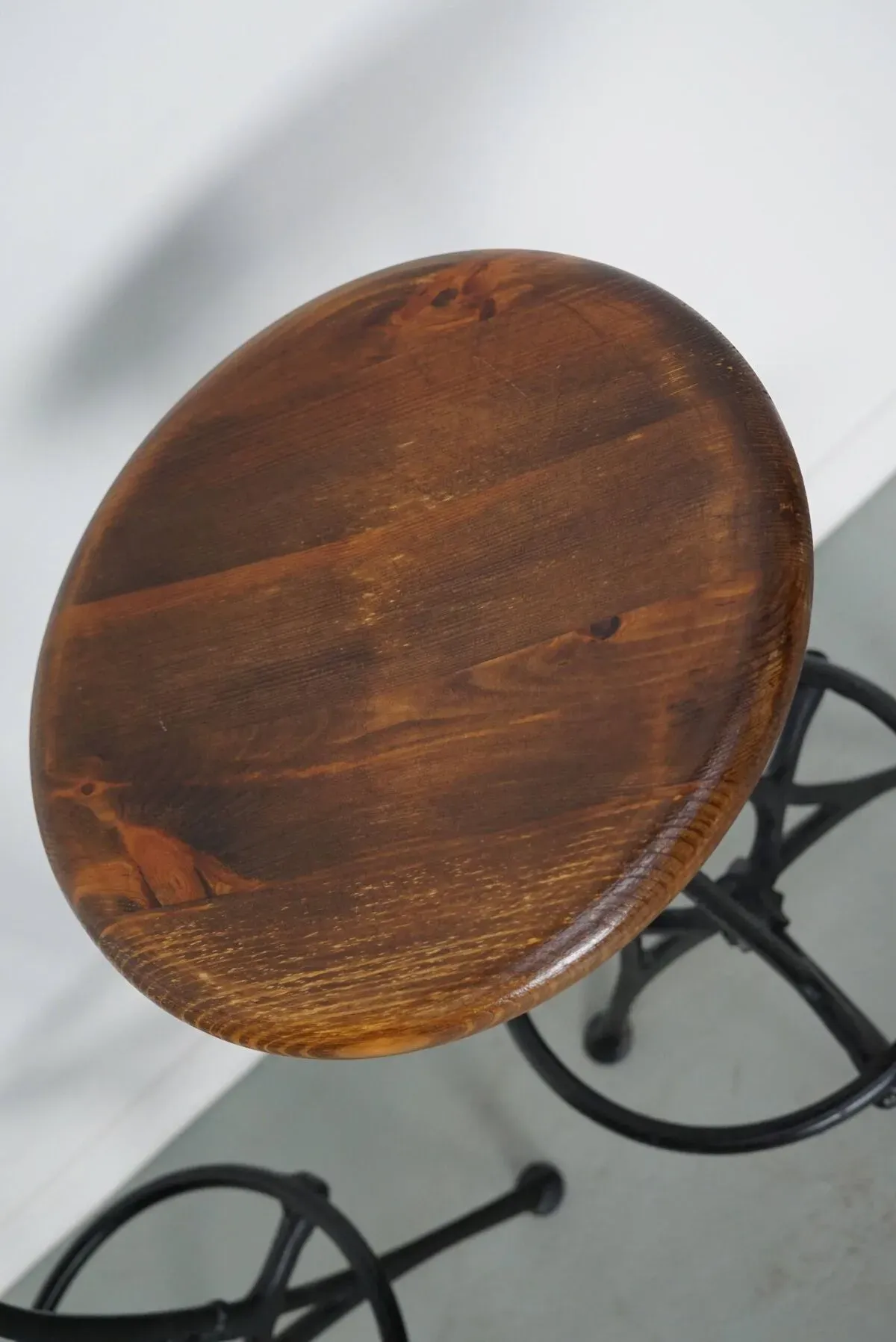 Illustration numéro 3 du produit Paire de tabourets d'atelier / tabourets de bar industriels italiens