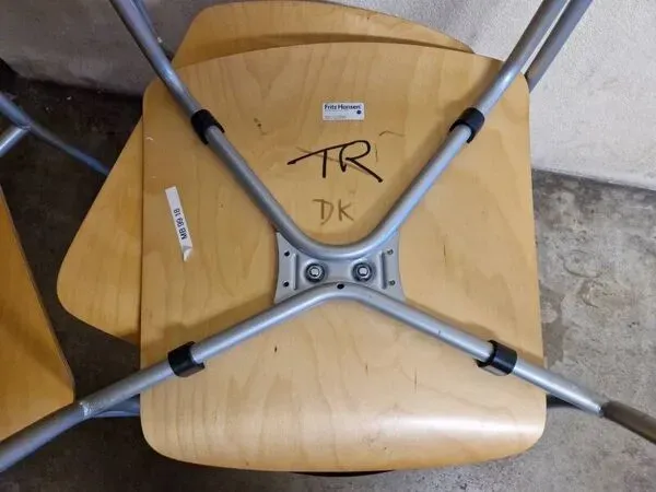 Illustration numéro 3 du produit 4 chaises en hêtre MB9918 par Vico Magistretti pour Fritz Hansen