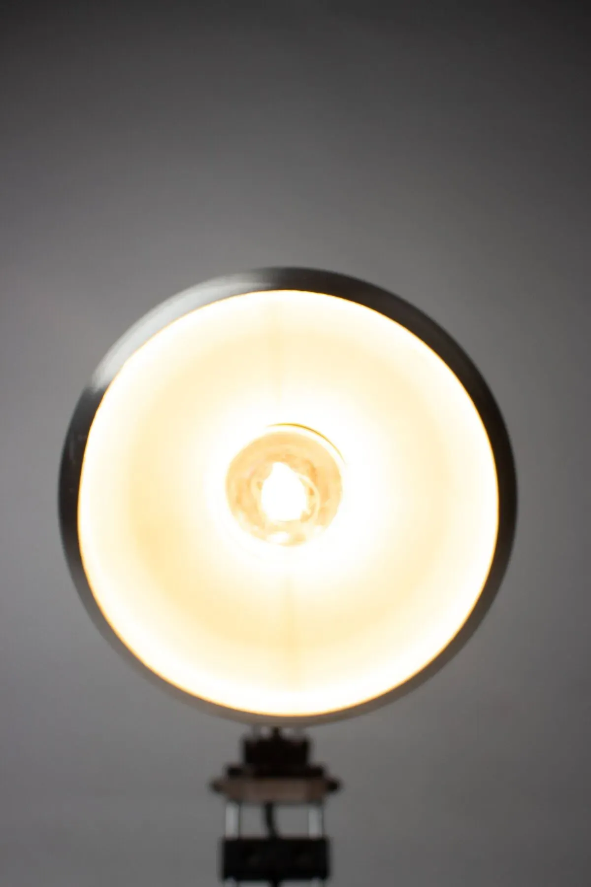 Illustration numéro 3 du produit Lampe chrome vintage Aluminor industrielle