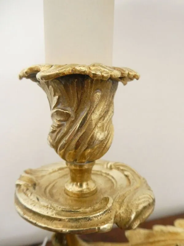 Illustration numéro 3 du produit Lampe bouillotte style Louis XV Rocaille en bronze doré 2 bras de lumière