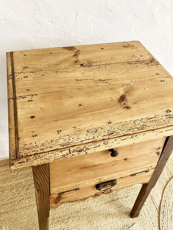 Illustration numéro 3 du produit Ancien meuble à battant en bois