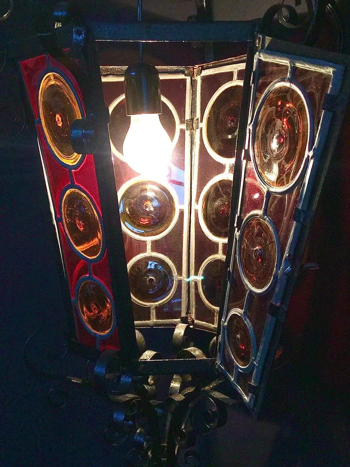 Illustration numéro 3 du produit Lanterne fer forgé et vitraux