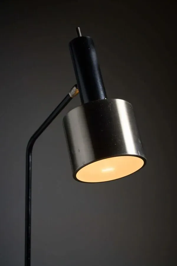 Illustration numéro 3 du produit Paire de lampadaires en métal noir avec abat-jour en aluminium brossé, années 1970