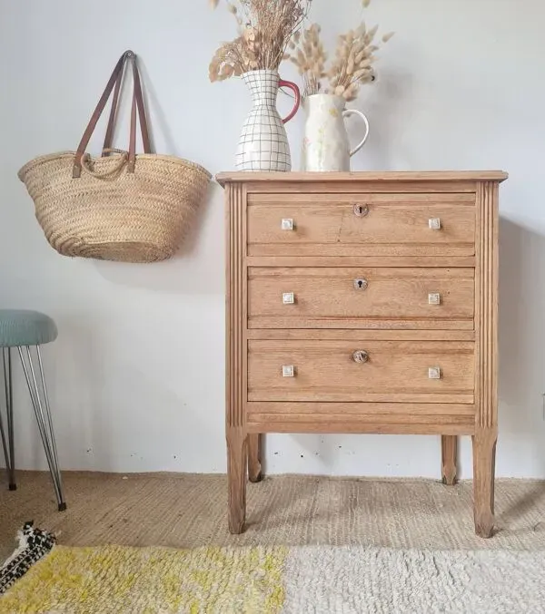 Illustration numéro 3 du produit Petite commode 3 tiroirs bois brut- finition bois brut - 81 cm