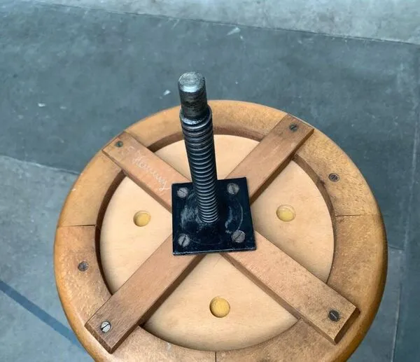 Illustration numéro 3 du produit Tabouret Rotatif Trépied Industriel Milieu du Siècle, Années 1960