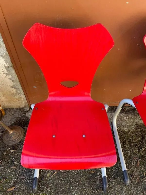 Illustration numéro 3 du produit Véritables chaises d’école