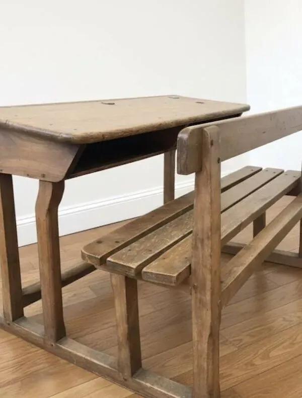 Illustration numéro 3 du produit Bureau d'écolier en chêne début XXème avec ses encriers