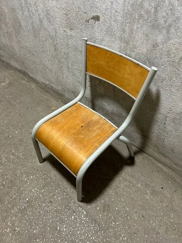 Illustration numéro 3 du produit Chaise d’écolier vintage