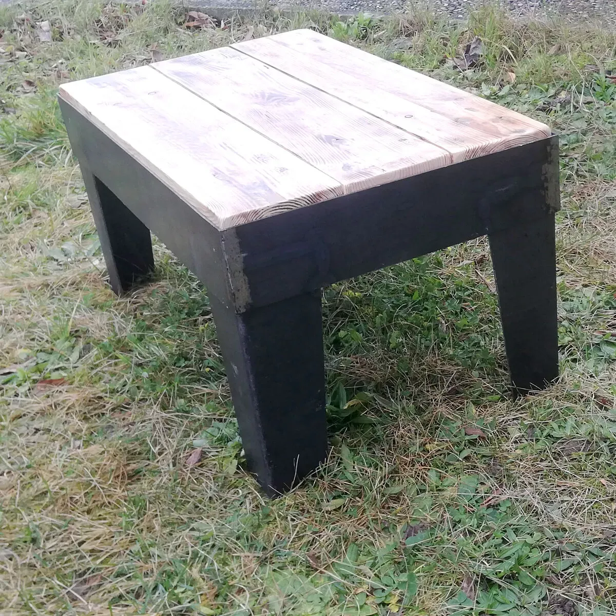 Illustration numéro 3 du produit Table-basse industrielle en métal et bois