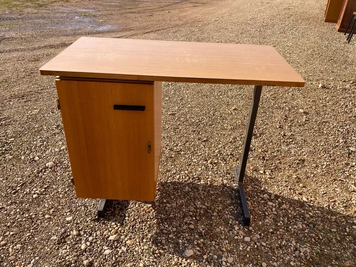 Illustration numéro 3 du produit Bureau d’internat