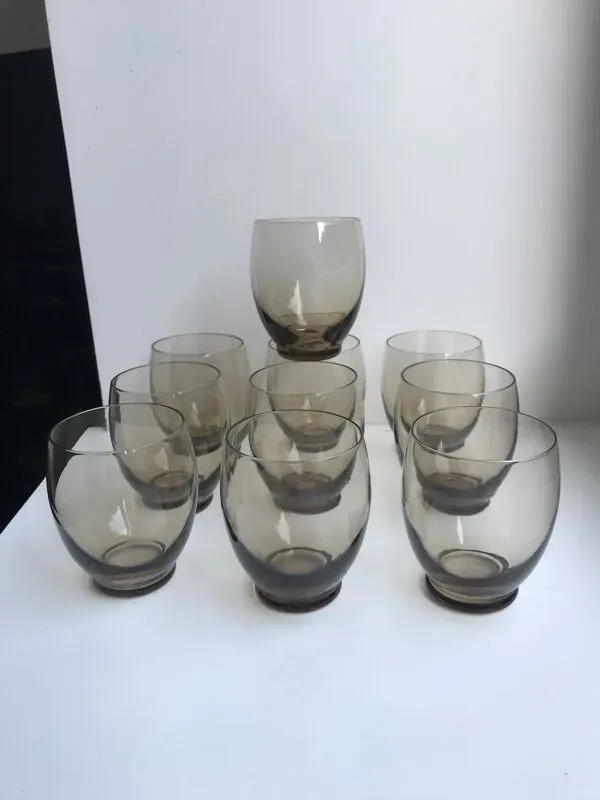 Illustration numéro 3 du produit lot de 9 verres à eau design en verre fumé art déco années 30