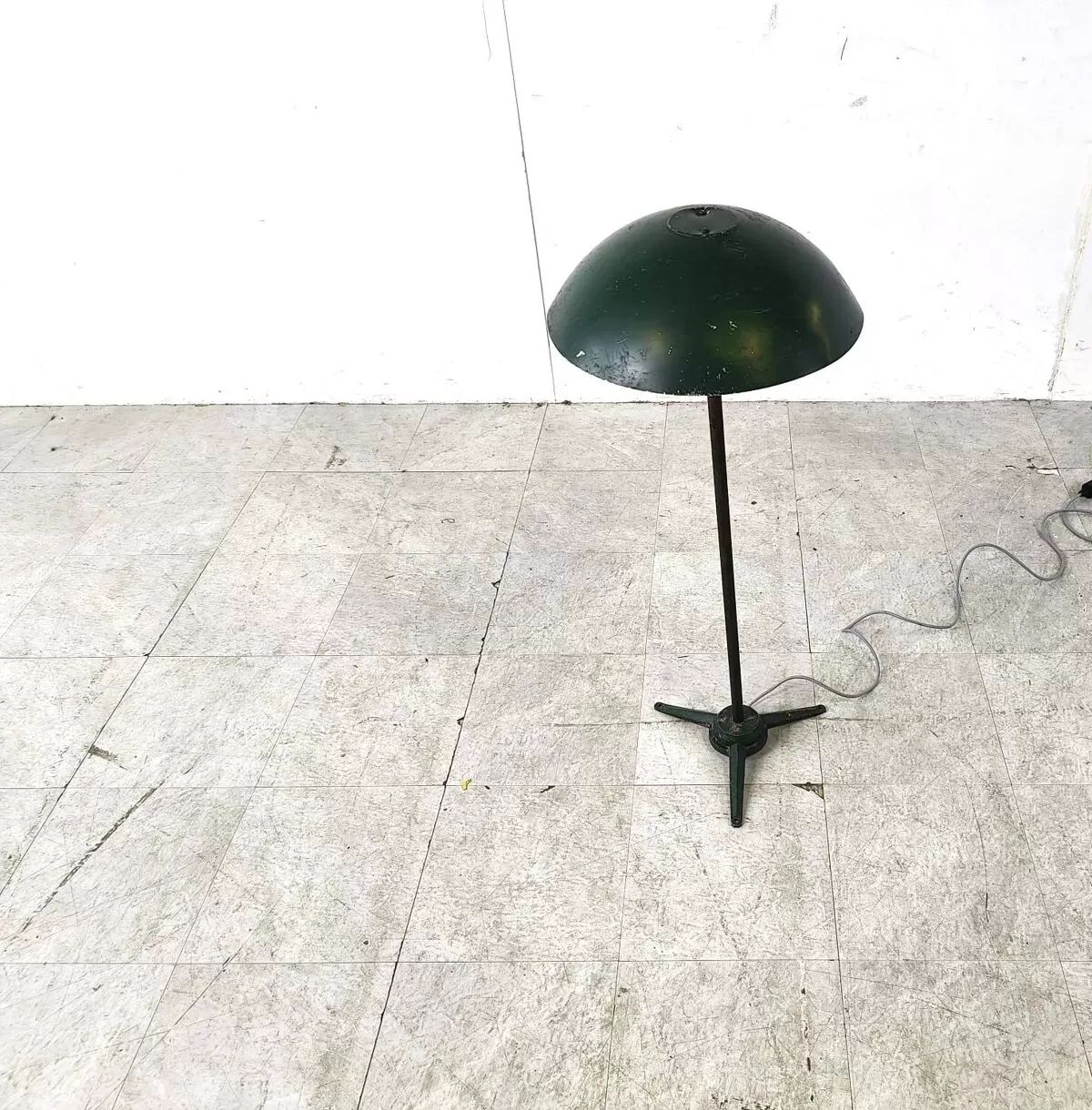 Illustration numéro 3 du produit Lampadaire industriel en métal, années 1970