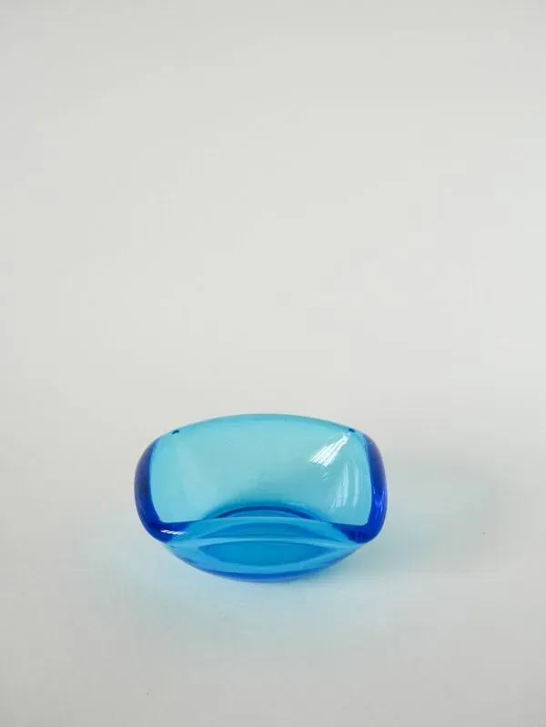 Illustration numéro 3 du produit Vide-poche en verre coloré bleu, dans le goût de Murano, 1970